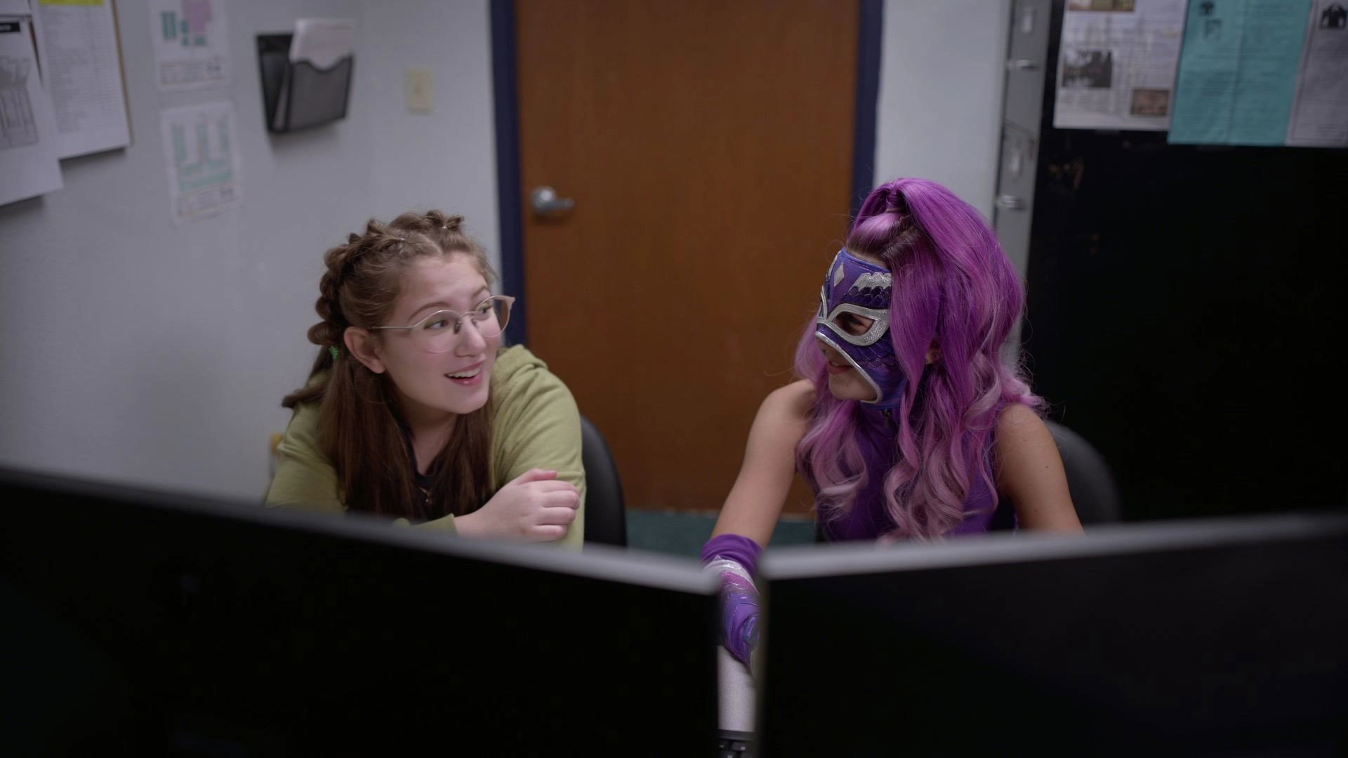 ¡Chisme! ¡Chisme! Read All About It!