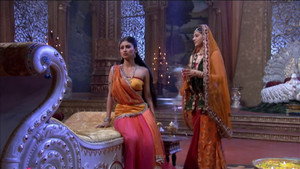 Shiva\'s presence attracts Sati\'s attention