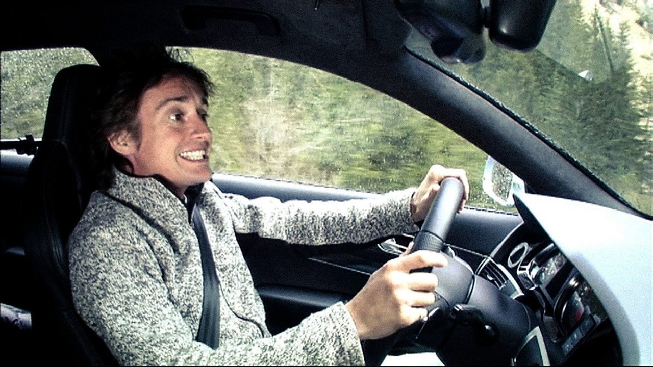 Audi RS6 vs French Skiers Race